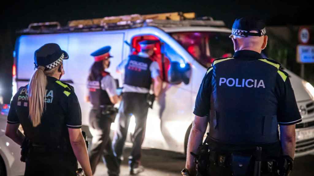 Control conjunto de la Policía Local y Mossos d'Esquadra en Sant Vicenç dels Horts