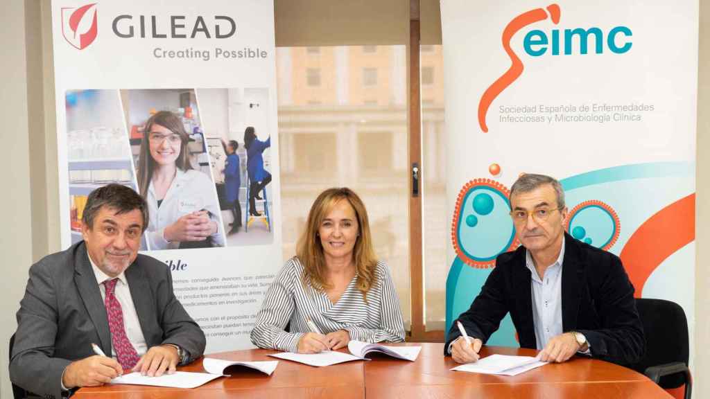 Acto de la firma del primer programa de becas de Seimc y Gilead Sciences / EP