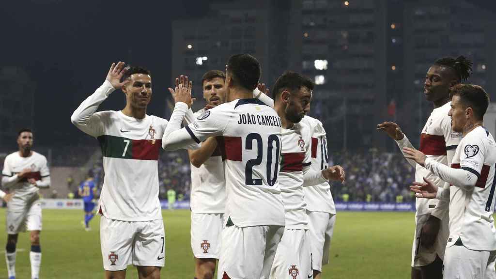 Cristiano felicita a Joao Cancelo por su golazo contra Bosnia