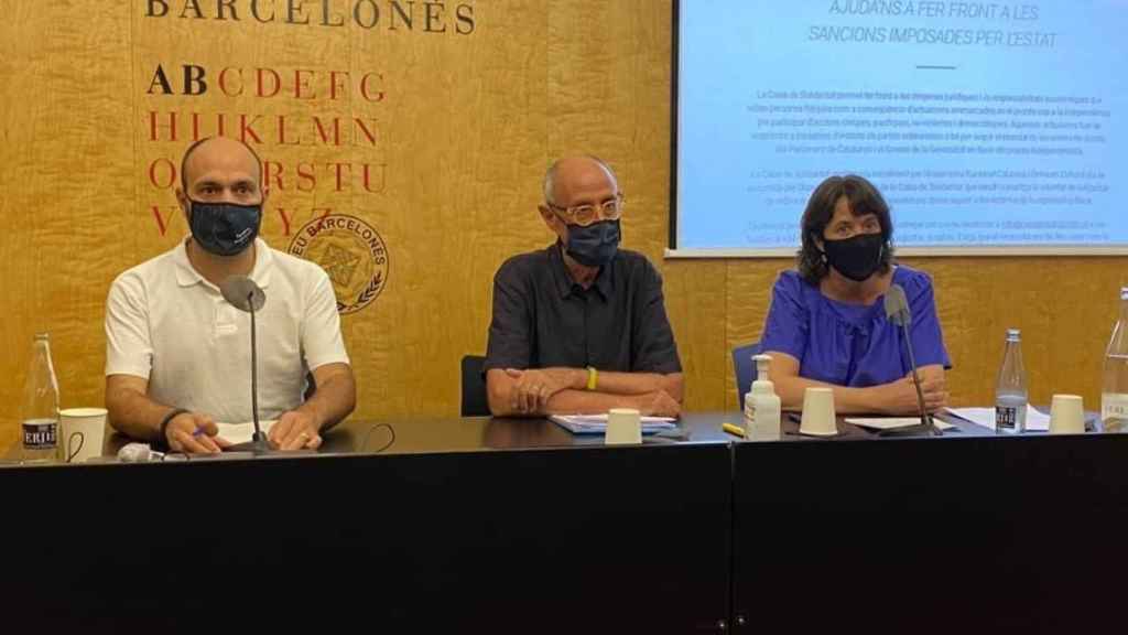 El responsable de la caja de solidaridad 'indepe', Pep Cruanyes (c), junto a Marcel Mauri y Elisensa Paluzie