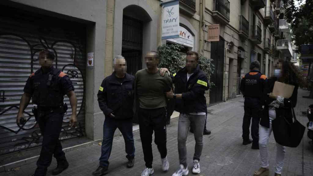 Los Mossos d'Esquadra efectúan una detención en la calle Roger de Flor en Barcelona