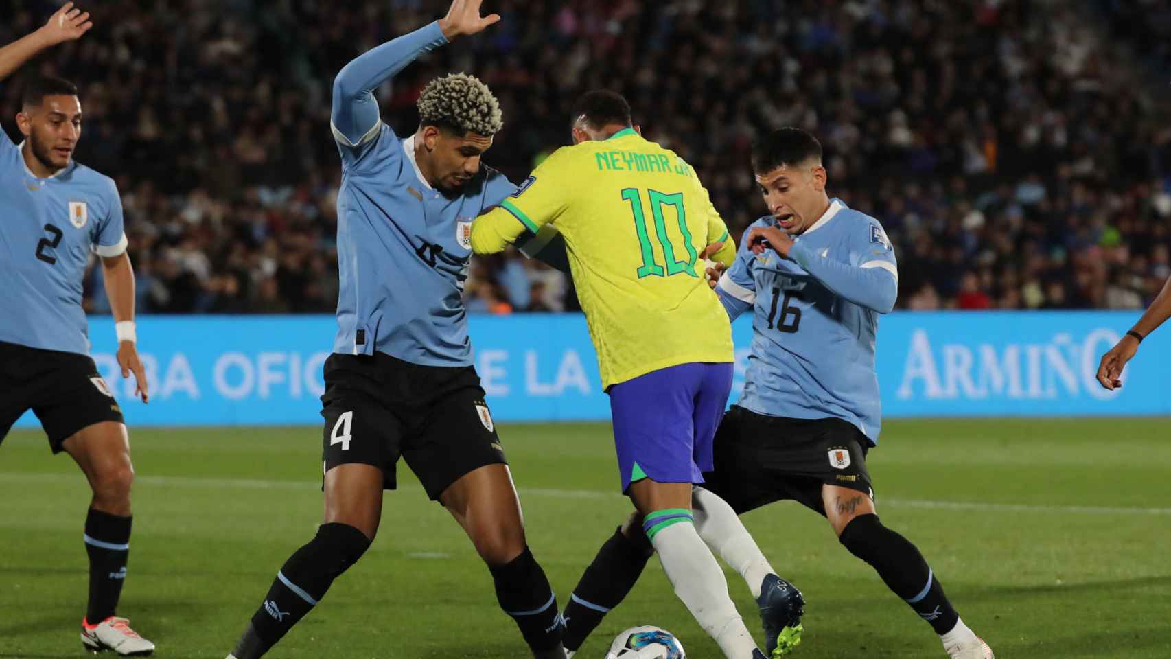 Araujo frena a Neymar