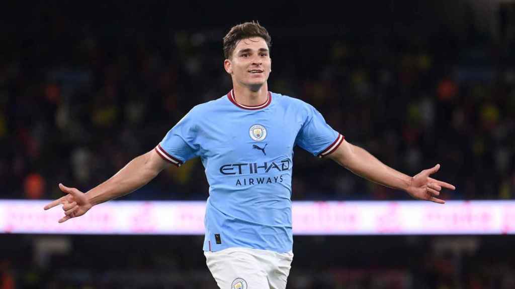 Julián Álvarez celebra un gol con el Manchester City