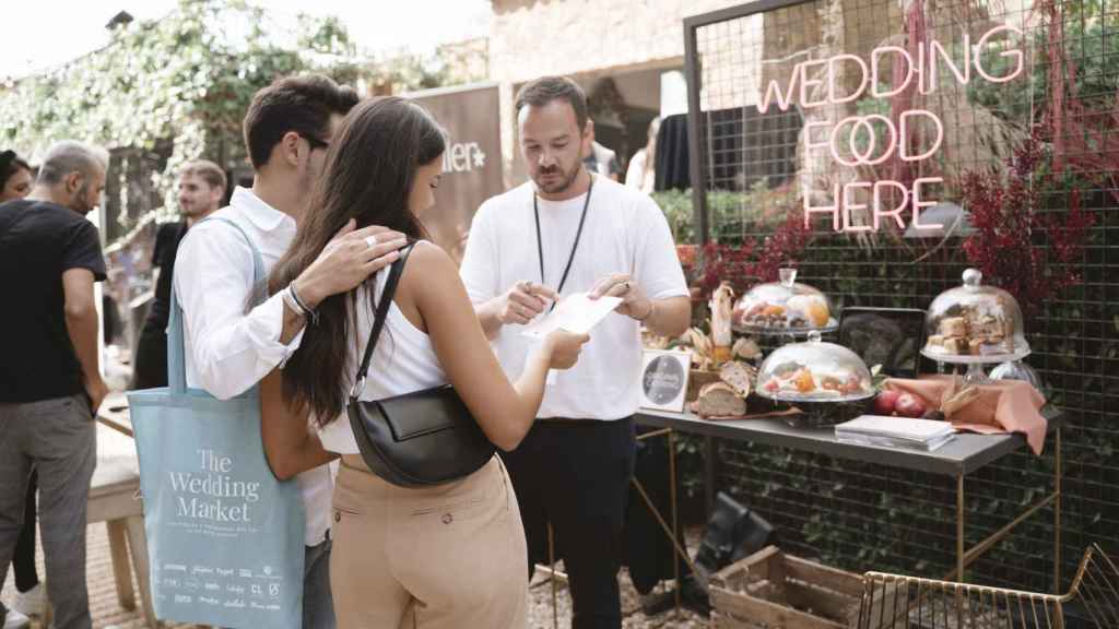 Varias personas en The wedding Market