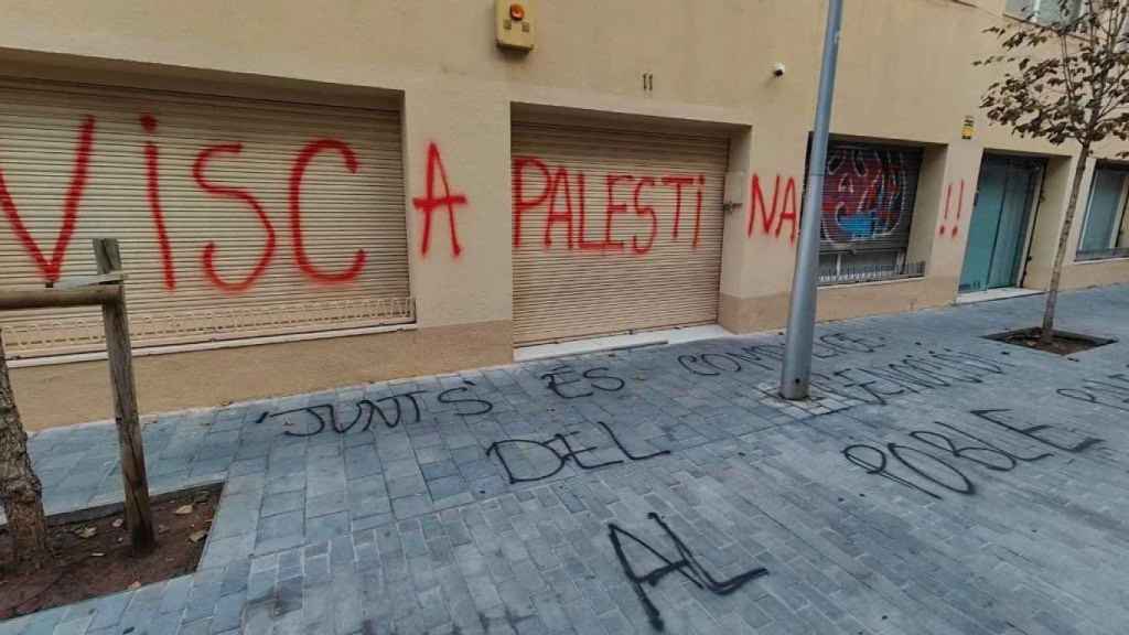 Aparecen pintadas en la sede de Junts de Barcelona en favor de Palestina