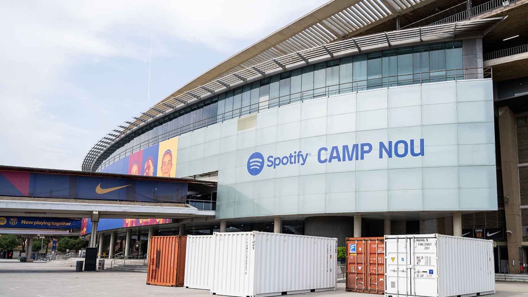 Fachada del Spotify Camp Nou, con el logo de la compañía musical