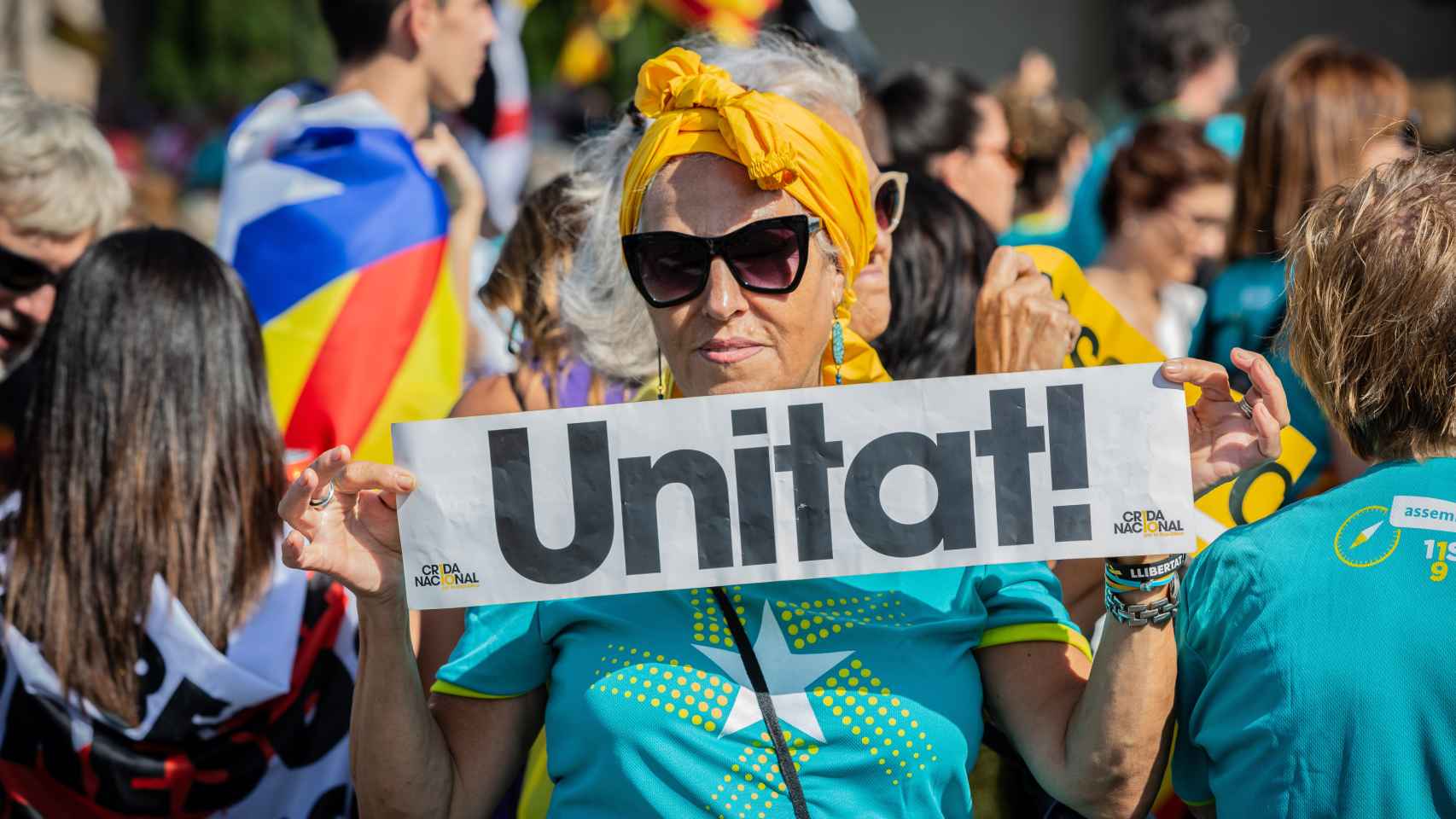 Un mujer sujeta un cartel en el que se lee 'Unitat' (Unidad) durante la manifestación convocada por la Asamblea Nacional Catalana (ANC)