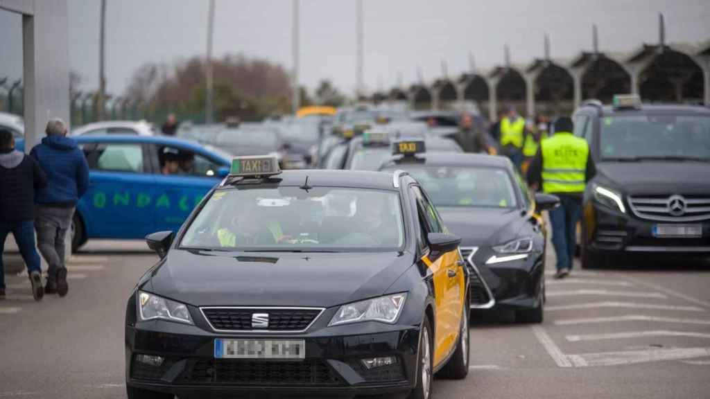 Taxis de Barcelona, en la llamada 'parrilla' del Aeropuerto Josep Tarradellas Barcelona-El Prat