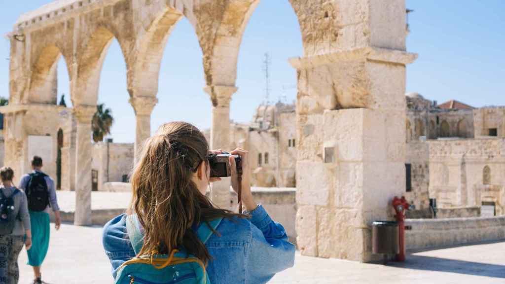 Mujer haciendo una fotografía