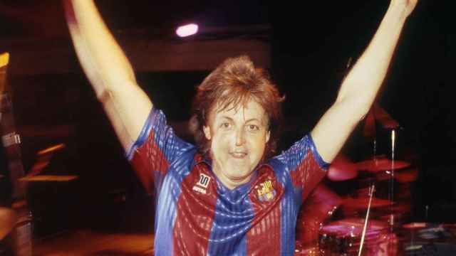 Paul McCartney, posando con la camiseta del FC Barcelona