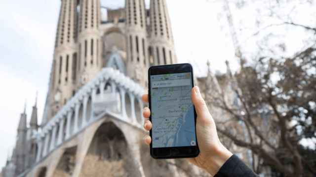 La aplicación de Uber, ante la Sagrada Familia de Barcelona