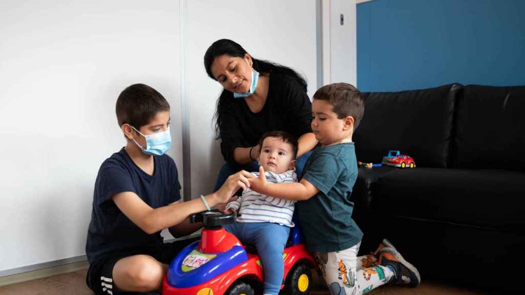 Damián juego con otros niños de la Casa Ronald McDonald