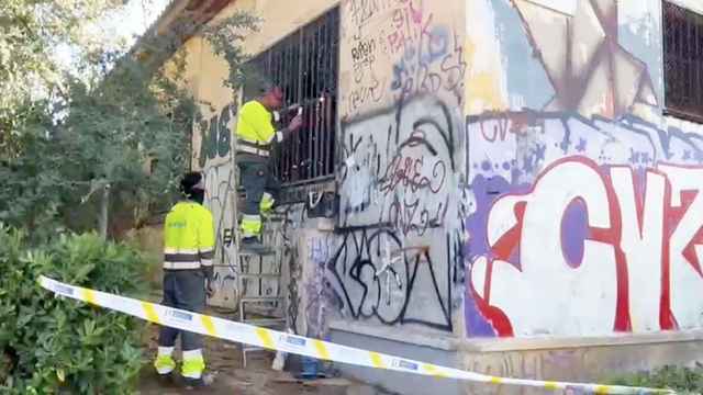 Operarios municipales, tapiando la casa okupada de Montjuïc