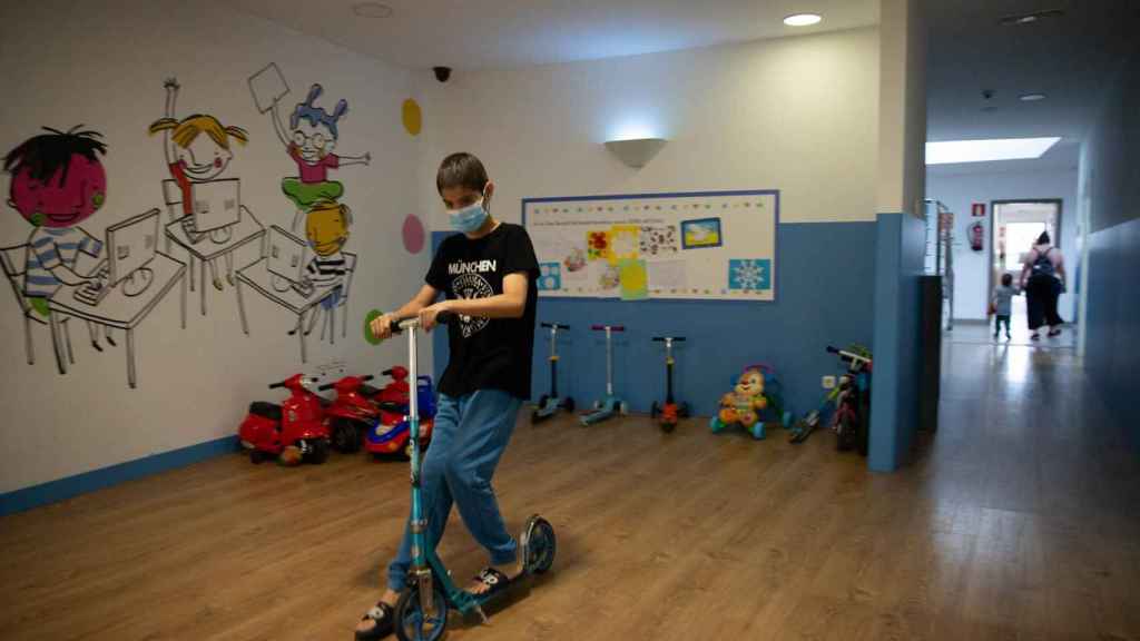 Dylan juega con un patinete en la Casa Ronald McDonald de Barcelona