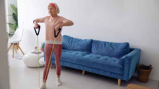 Una mujer realiza ejercicio físico en casa