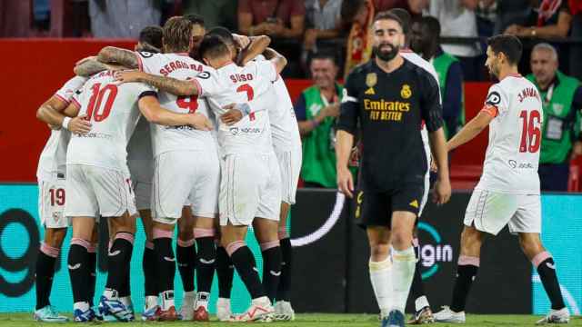 El Sevilla celebra en piña el gol ante el Real Madrid en el Sánchez-Pizjuán