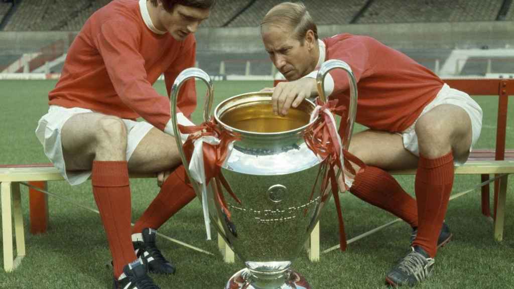 Bobby Charlton, con la Copa de Europa de 1958