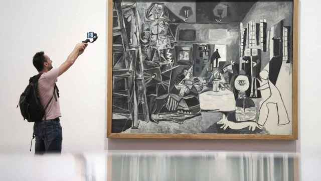 Un hombre fotografía 'Las Meninas', de Pablo Picasso, una de las 250 obras procedentes de las principales colecciones públicas y privadas de todo el mundo, que forman parte de la exposición 'Miró-Picasso'