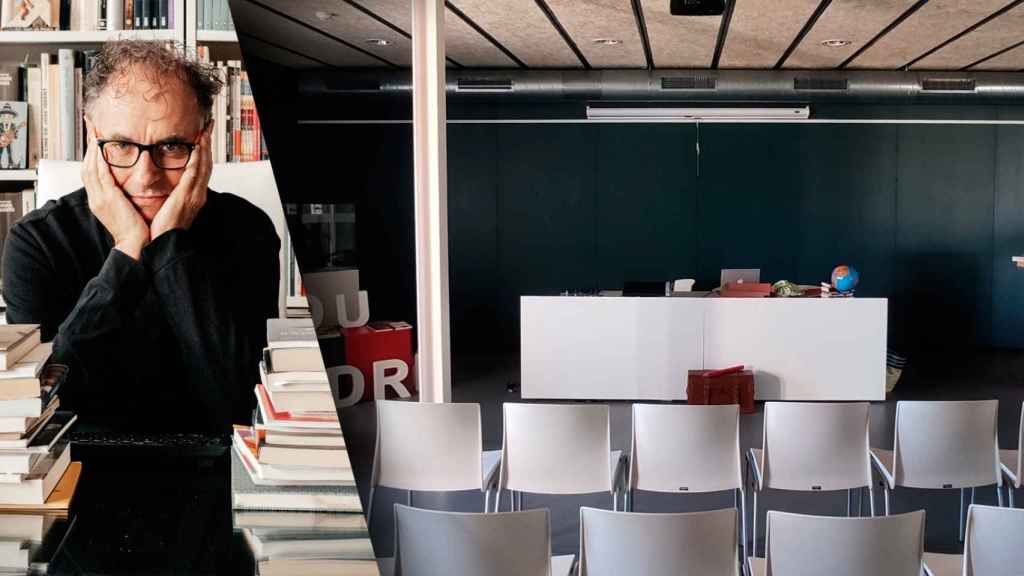 El creador Jordi Folck junto a la biblioteca vacía de Deltebre