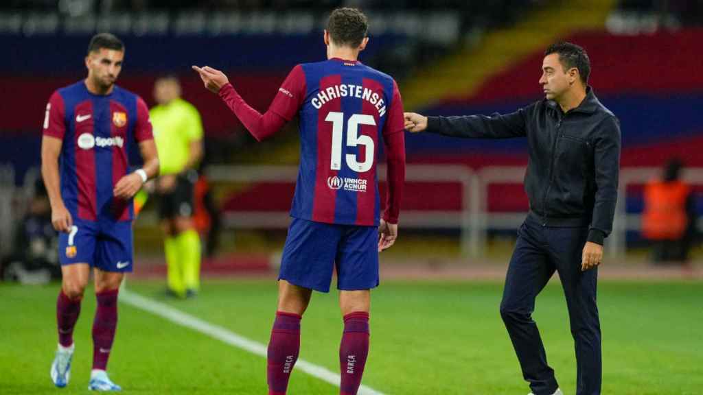 Xavi Hernández dialoga con Ferran Torres y Andreas Christensen en el Barça-Athletic