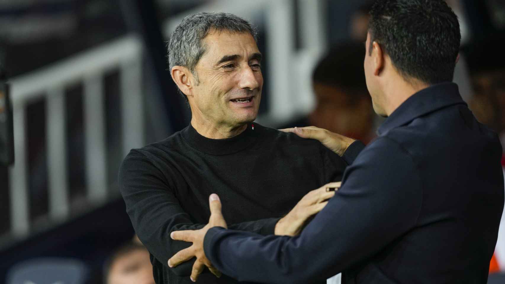 El saludo entre Xavi y Ernesto Valverde en el Barça-Athletic