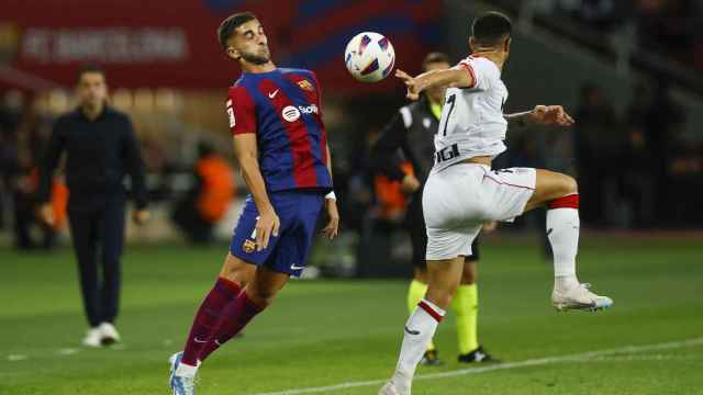 Ferran Torres controla el balón ante el Athletic