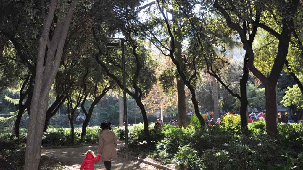 Una madre y una hija pasean por el Turó Park de Barcelona