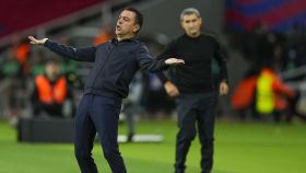 Xavi se lamenta de una ocasión perdida por el Barça