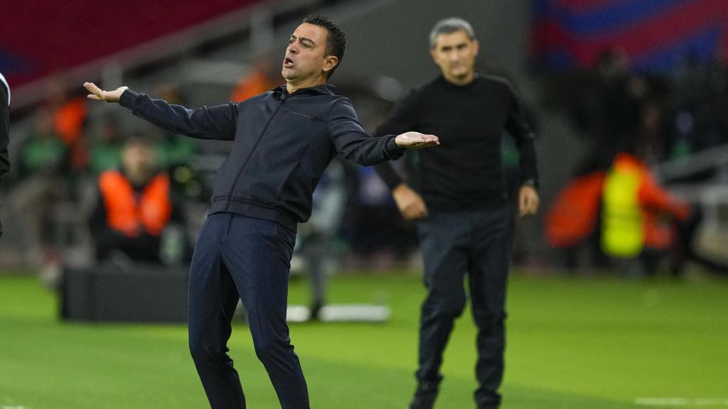 Xavi se lamenta de una ocasión perdida por el Barça