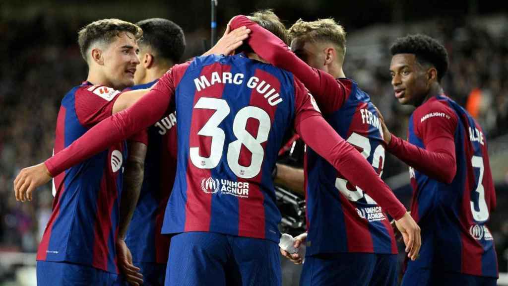 Marc Guiu, celebrando con sus compañeros el gol contra el Athletic