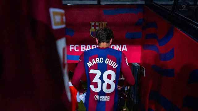 Marc Guiu, entrando en el vestuario del FC Barcelona