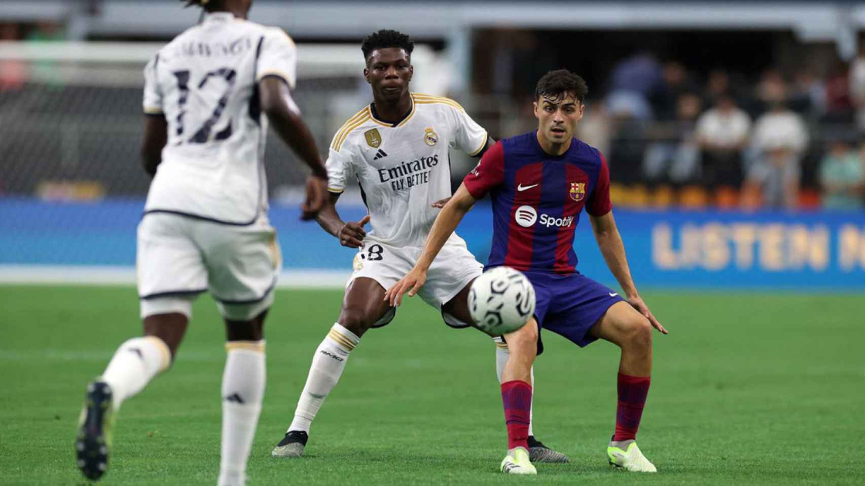 Pedri, defendido por Tchouameni mientras recibe un balón