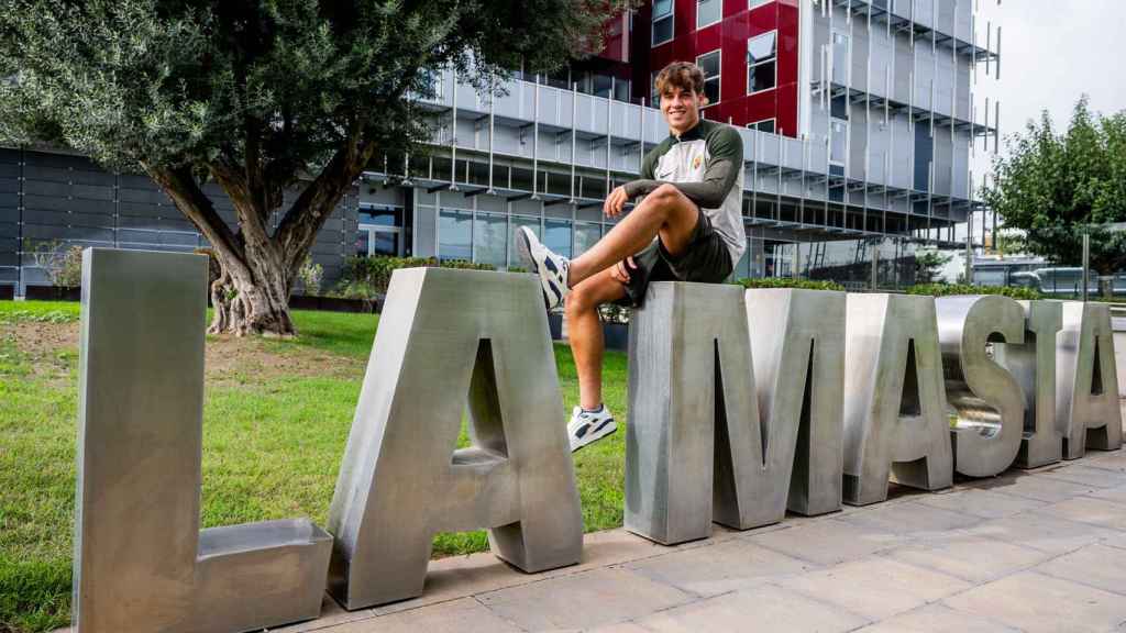 Marc Guiu, canterano del Barça, a las afueras del edificio de la Masía