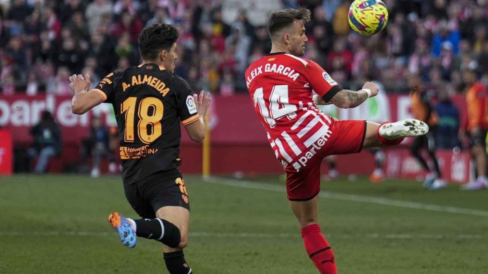 Aleix García controla el balón ante la marca de Almeida