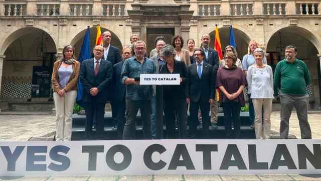 Representantes de Òmnium, de las universidades públicas catalanas, de organizaciones económicas y empresariales y de sindicatos piden a la UE la oficialidad del catalán