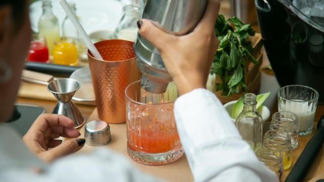 Preparando un cóctel