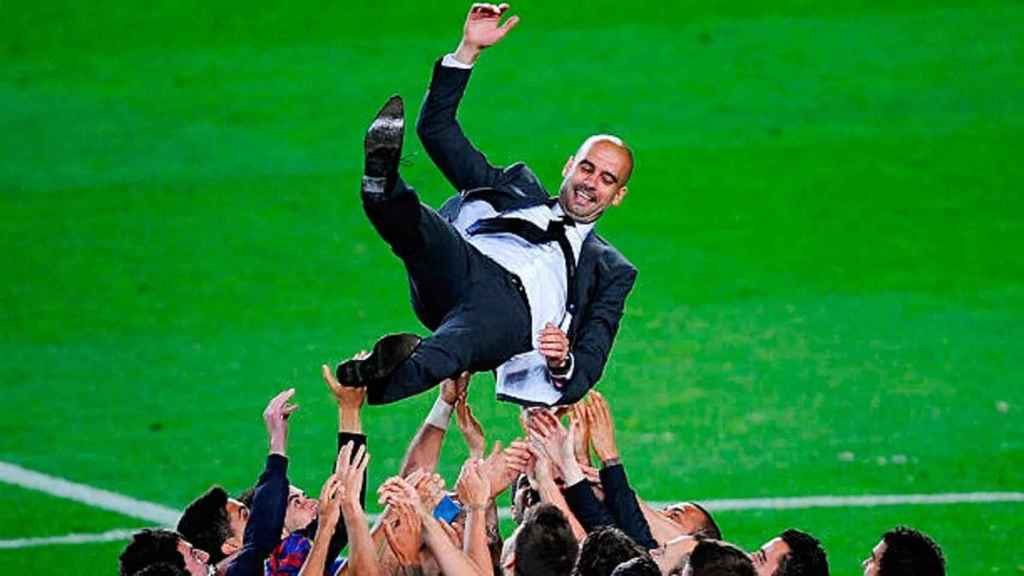 Pep Guardiola, manteado por los jugadores del Barça en 2009