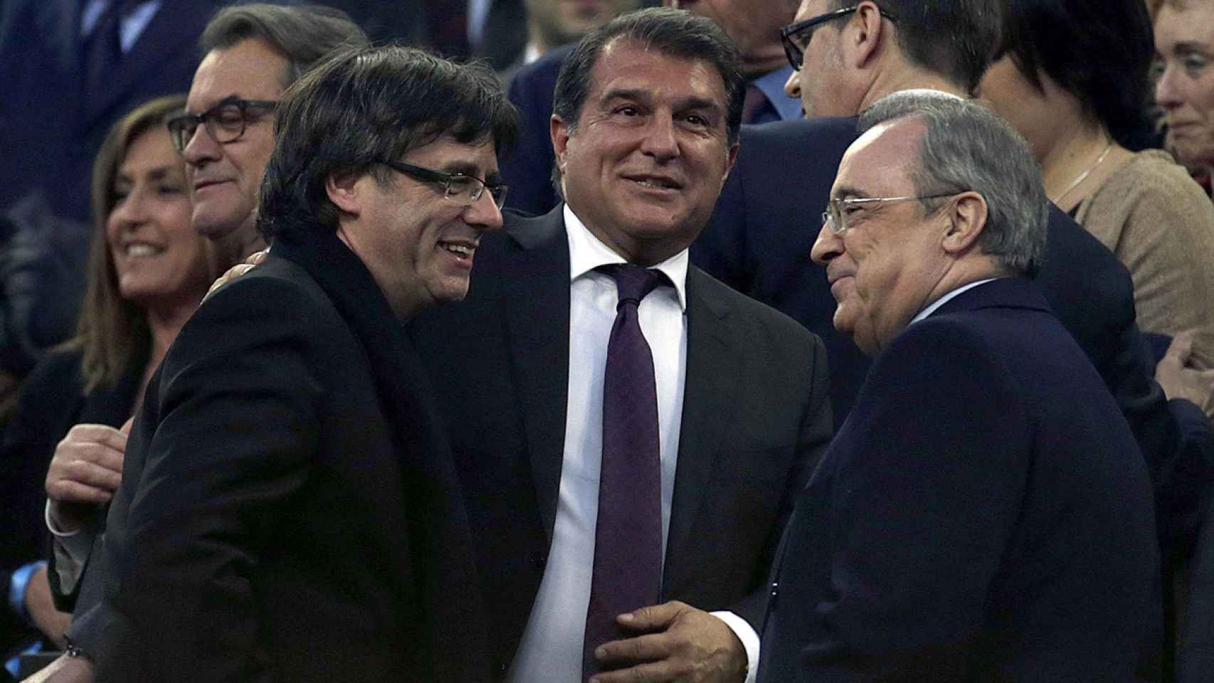 Carles Puigdemont, Joan Laporta y Florentino Pérez, en el palco del Camp Nou