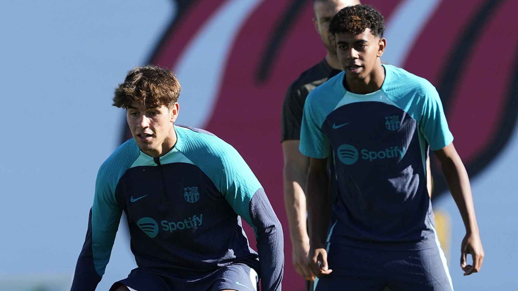 Marc Guiu y Lamine Yamal, en un entrenamiento del primer equipo del Barça