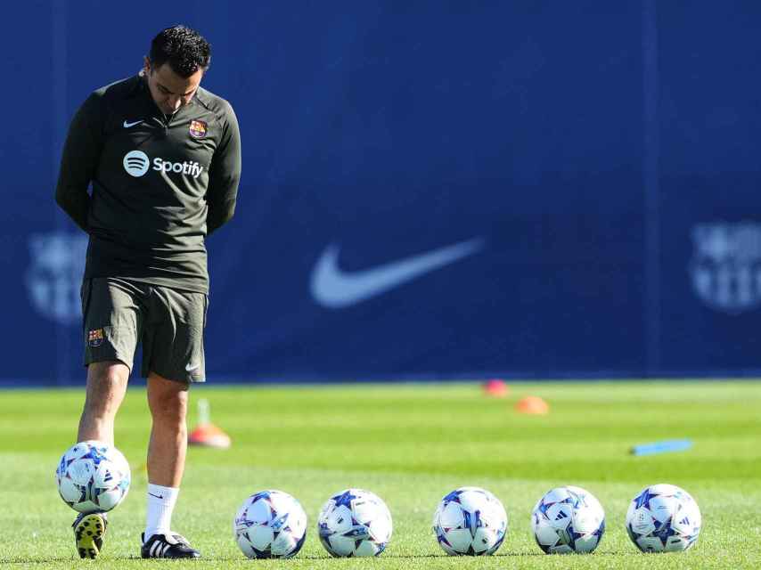 Xavi controla un balón en el entrenamiento del Barça