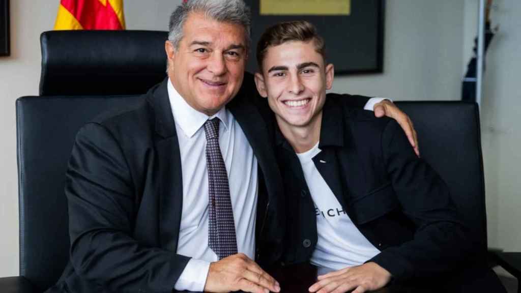 Joan Laporta, junto a Fermín López, durante la renovación del canterano del Barça