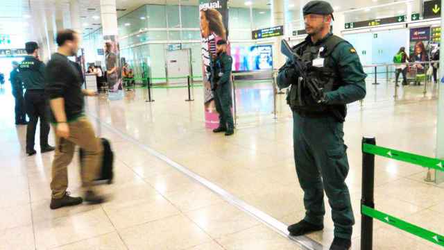 Imagen de un efectivo del GRS de la Guardia Civil en el Aeropuerto de El Prat