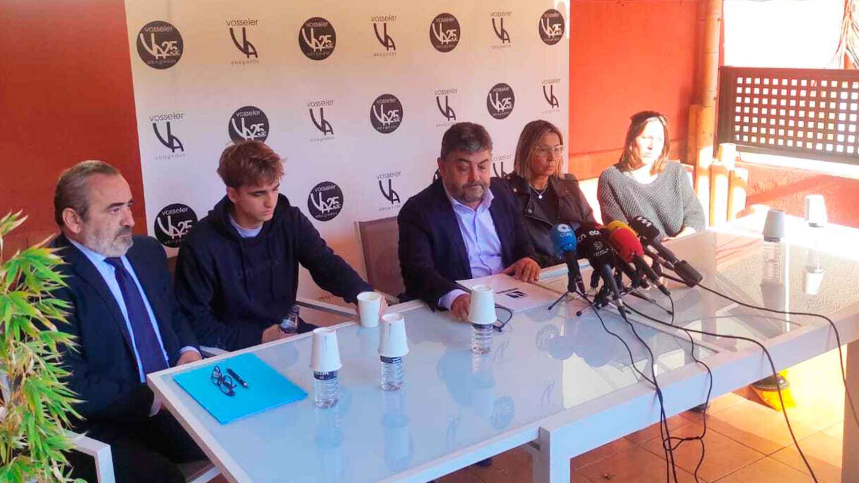 La familia de Xavi Moya, con sus abogados del despacho Vosseler