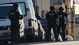 Agentes del GEI de Mossos d'Esquadra en el lugar de los hechos