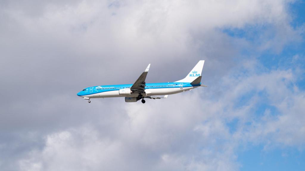 Avión de KLM aterrizando en El Prat de Llobregat
