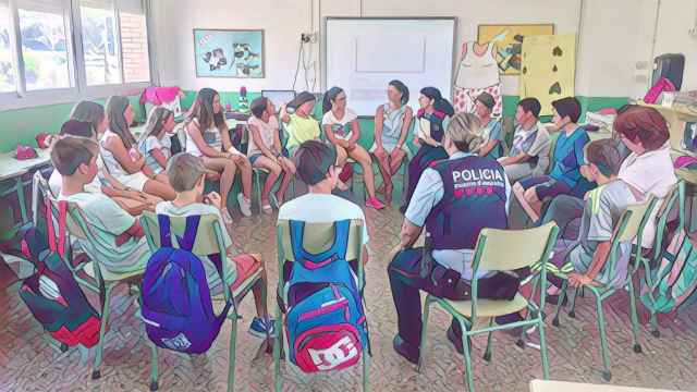 Dos agentes de los Mossos d'Esquadra imparten una charla sobre bullying en una escuela