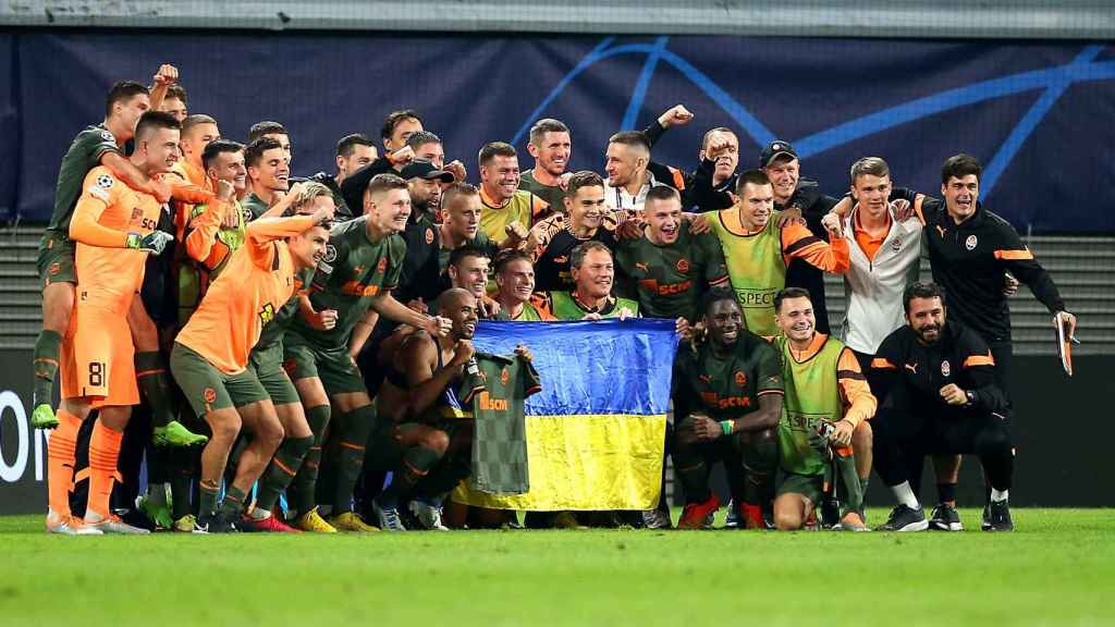 El Shakhtar Donetsk sostiene la bandera de Ucrania como muestra de apoyo