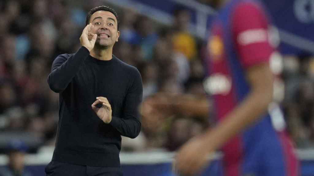 Xavi Hernández, dando órdenes a sus jugadores en Montjuïc