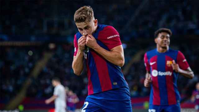 Fermín López besa el escudo del Barça tras anotar un gol en Champions League