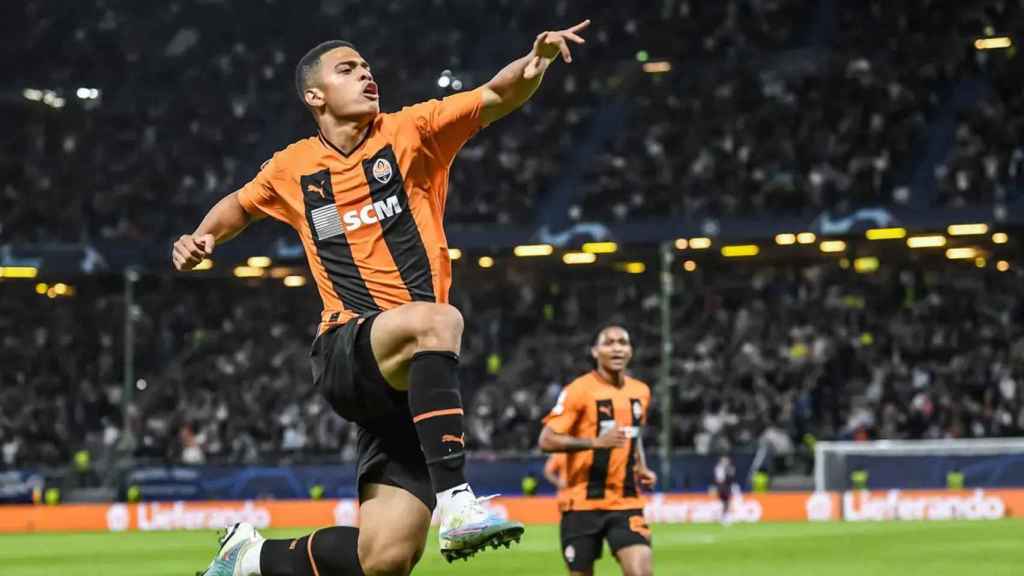 Kevin Kelsy, jugador del Shakhtar, anota un gol en el estadio del Hamburgo SV